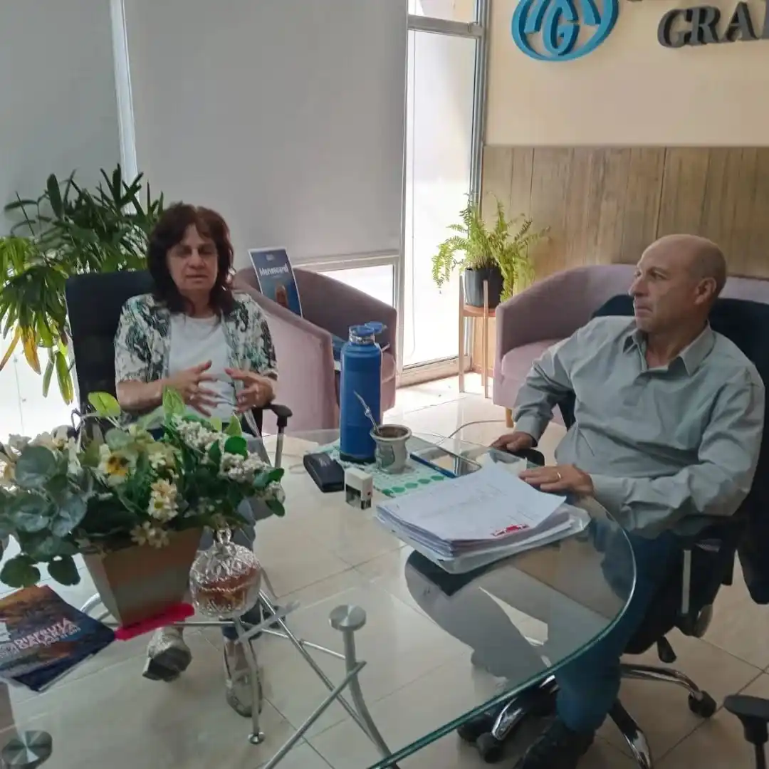 El intendente Fabián Menescardi recibió en su despacho a Patricia Aguiar.