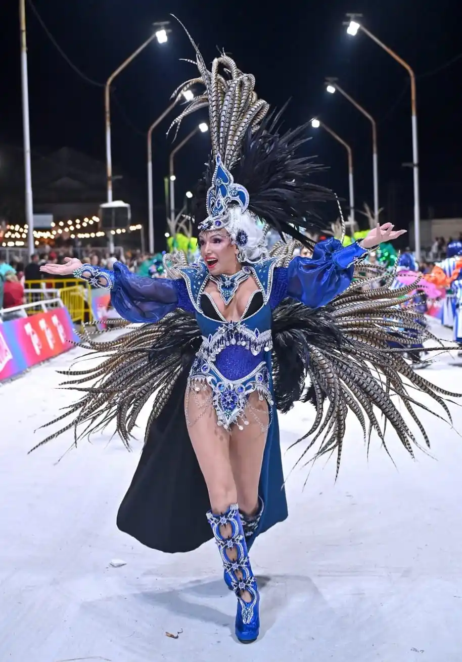 Ruth, última directora campeona con O’Bahía, volvió a desfilar en la pasarela en la edición 2026 del Carnaval del País