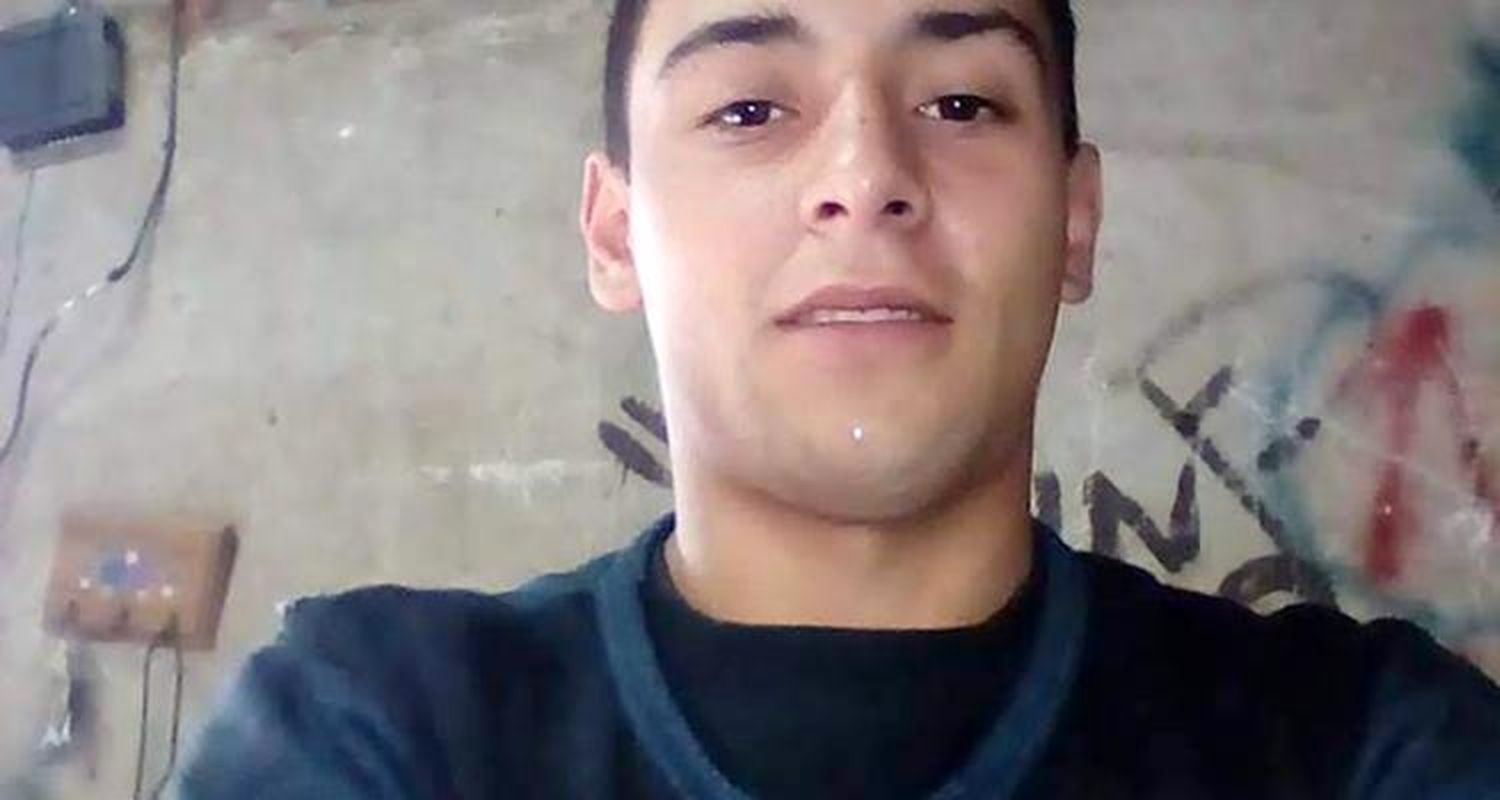 Joven de 20 años lucha por su vida tras accidente en moto