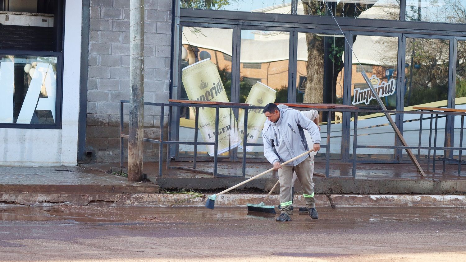 Azcué: “Trabajamos con todos nuestros recursos en el operativo de limpieza de la zona afectada por la inundación”