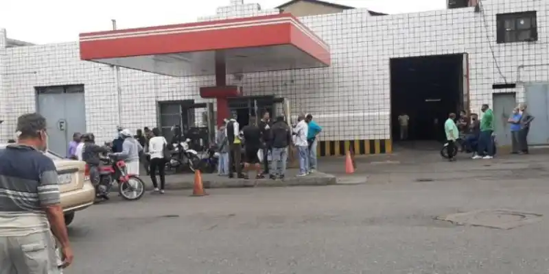 Explota la burbuja: Catia sin gasolina y custodiada por la GNB (+Videos)
