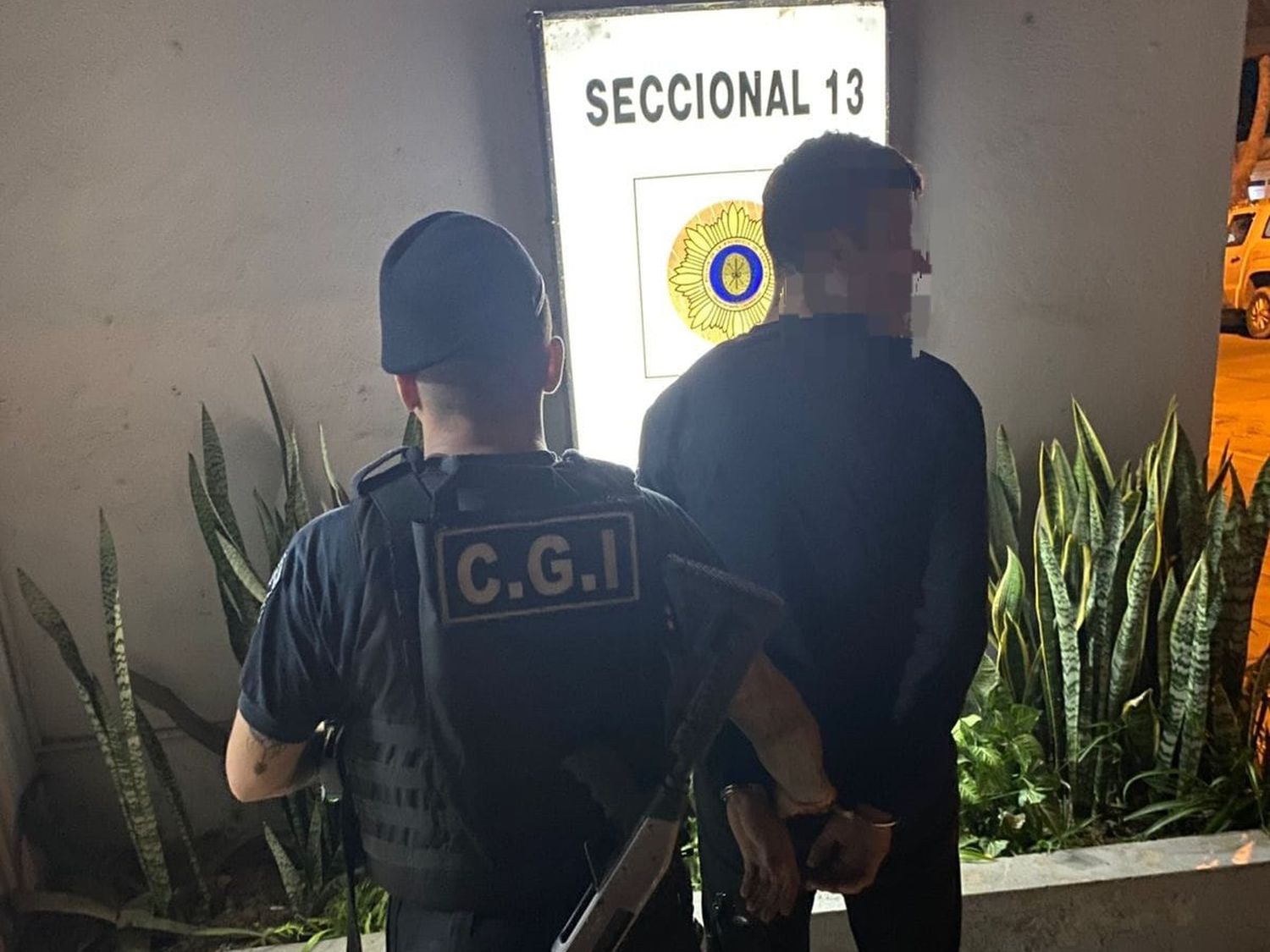 Armado, huyó de la policía y se ocultó en una escuela, pero lo descubrieron