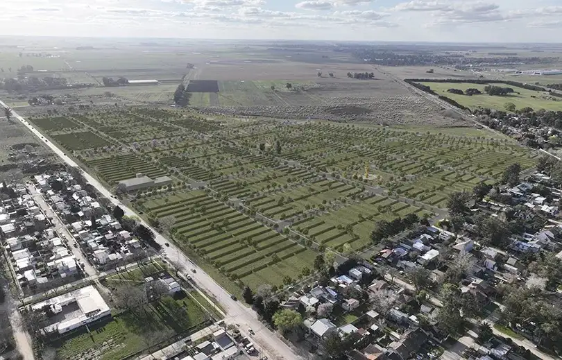 El proyecto se destaca por ofrecer tranquilidad y naturaleza en un entorno accesible, rodeado de barrios consolidados como La Florida y Los Tilos.