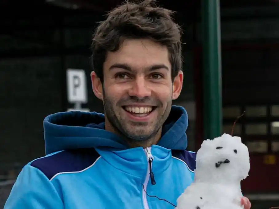 Al llegar al predio, tomó contacto por primera vez con la nieve.