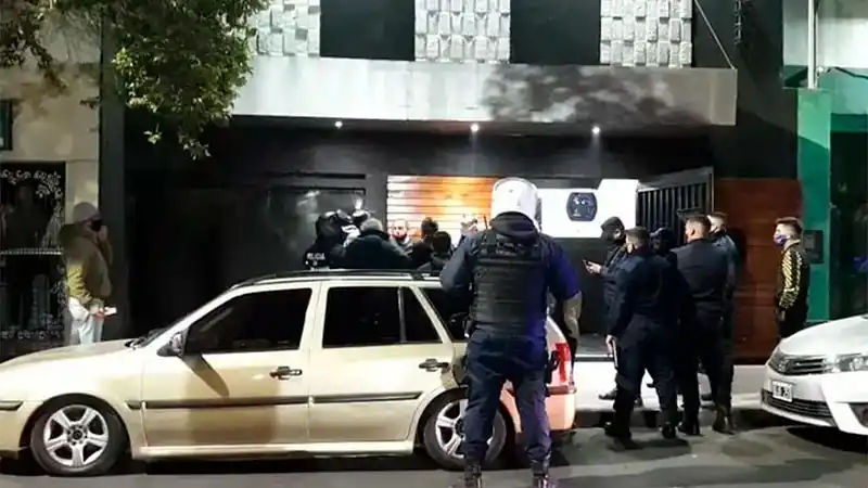 Abrieron un boliche y lo mostraron por Facebook: más de 100 detenidos