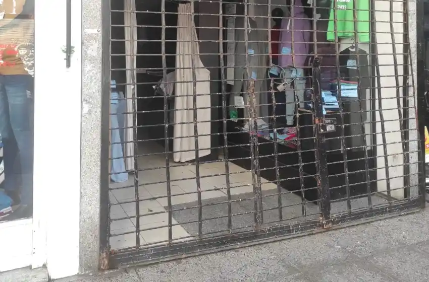 "Palanquearon" la reja de un local céntrico y entraron a robar