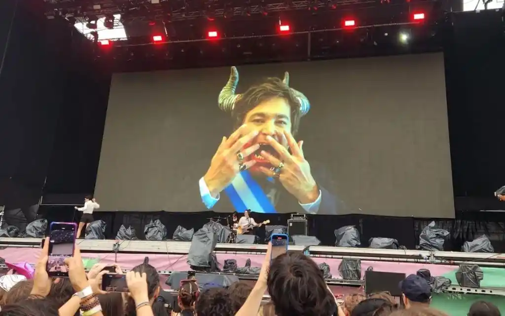 La acción generó un intenso debate sobre el uso político del arte y los límites editoriales.