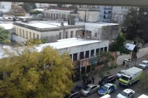 Por amenazas de bomba evacuaron varios colegios en La Plata y Berisso