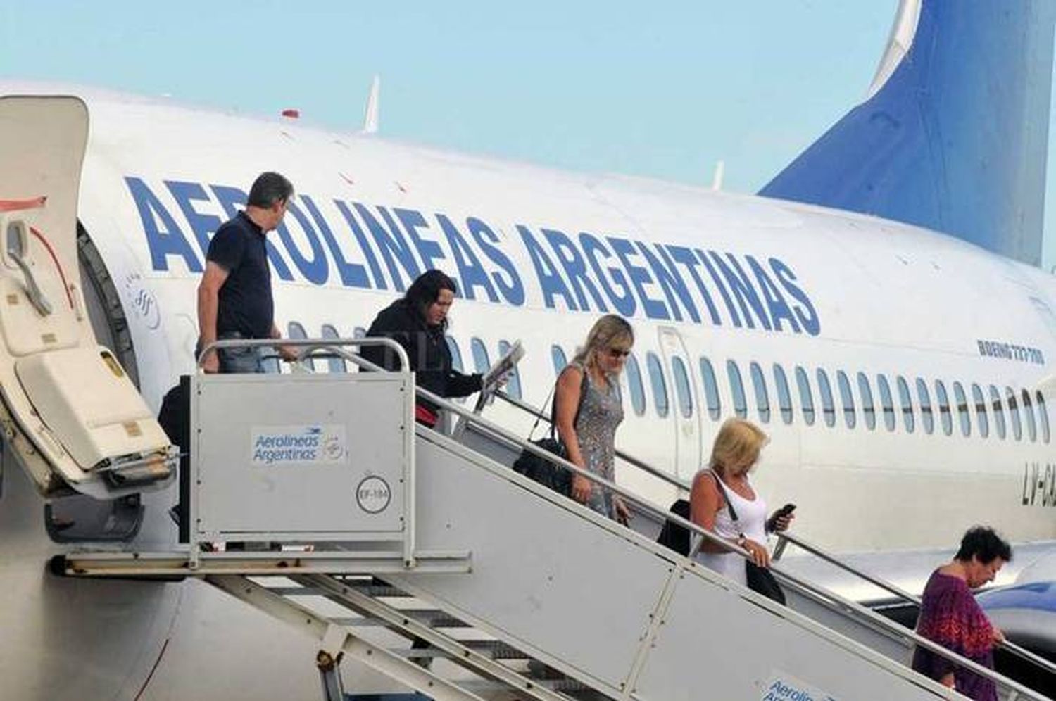 Un avión de Aerolíneas  Argentinas aterrizó de  emergencia en Córdoba por un desperfecto técnico