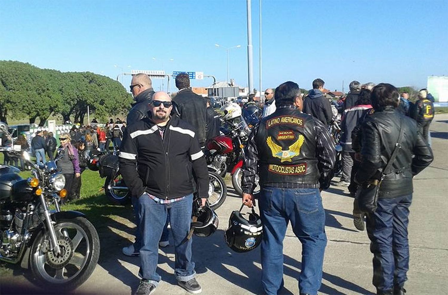 El cuero a un lado: motoqueros también se suman a la confección de barbijos