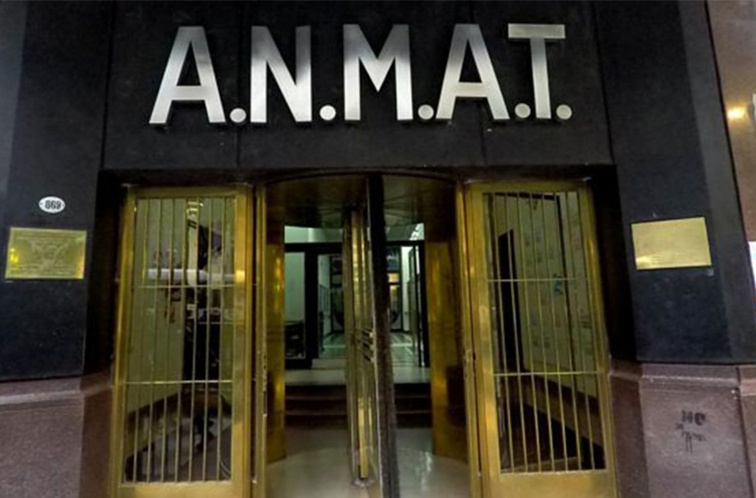 ANMAT prohibió la elaboración y venta de dos chocolates con maní
