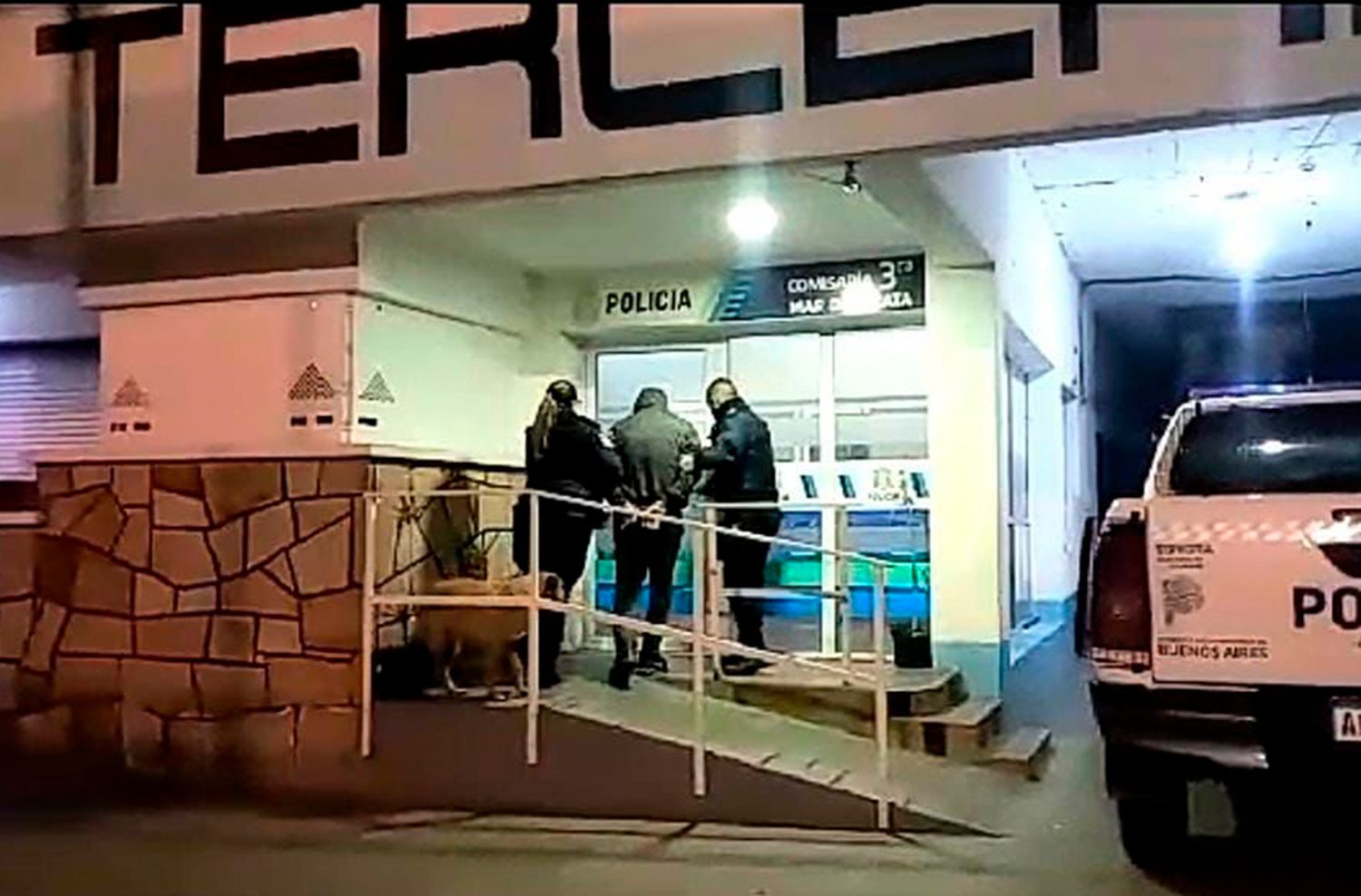 Disparó al aire y arrojó la escopeta al techo de una casa