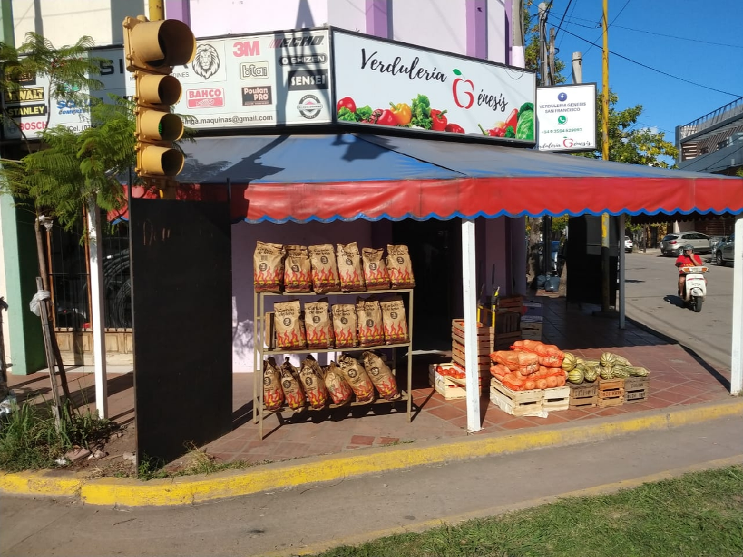 Se llevó tres cajones de una verdulería: su padre los terminó pagando 