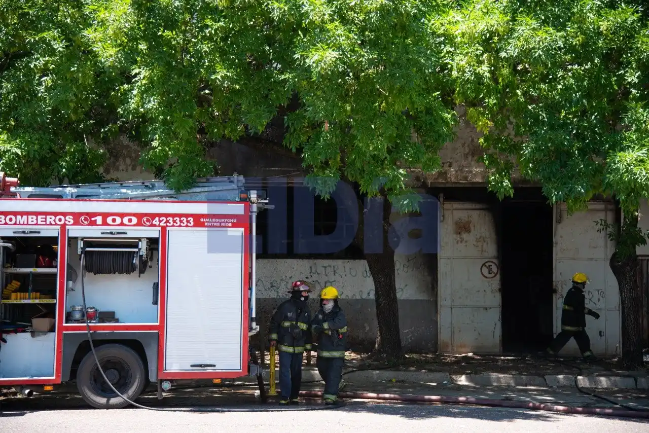Se incendió un galpón en la ex planta del Molinos Ross frente al Corsódromo