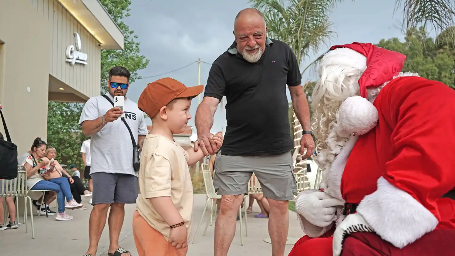 Inocencia. Uno de los chicos se acercó con ilusión a Papá Noel