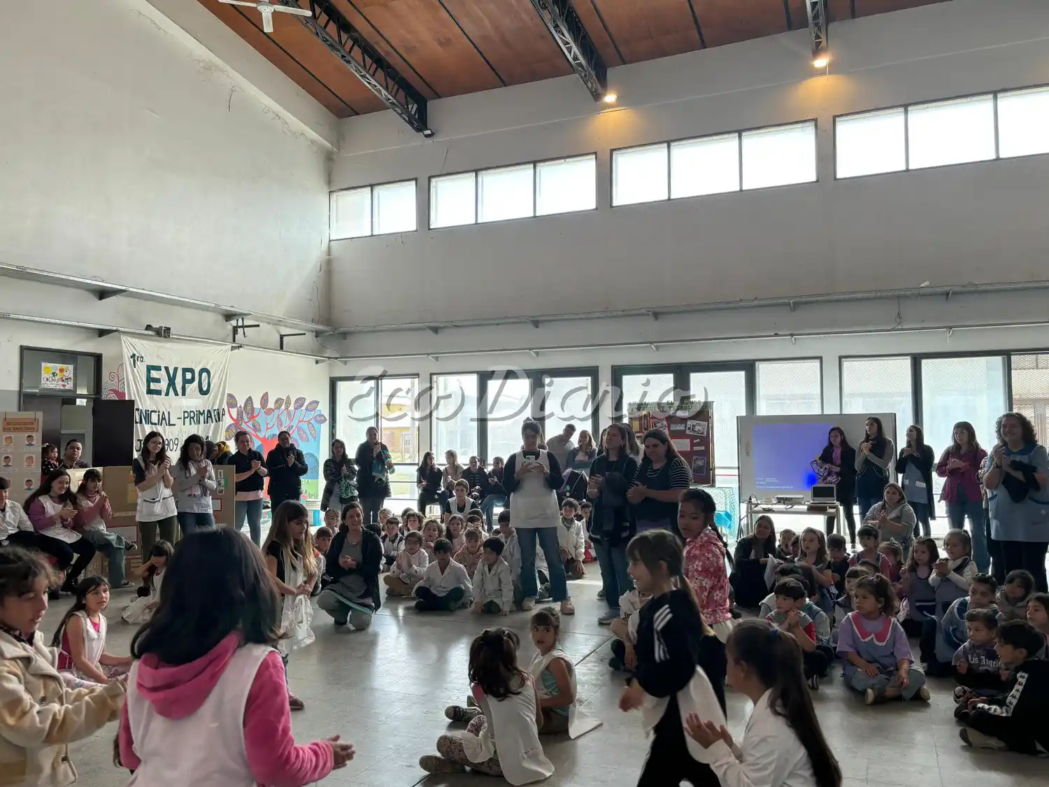 Participación de niños de diferentes instituciones educativas.