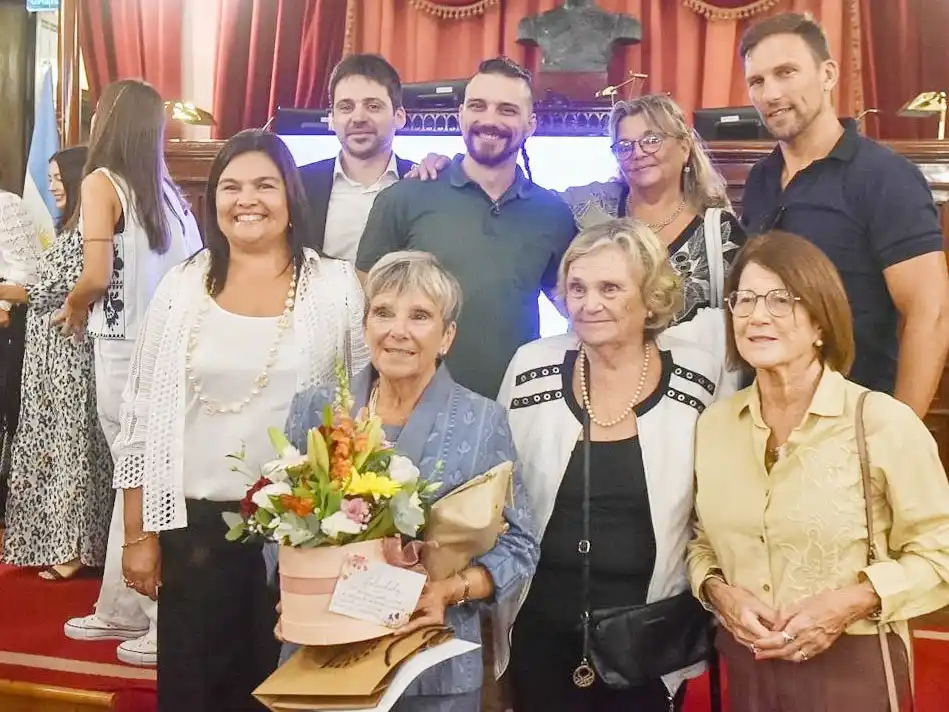 Diputados distinguieron a Gloria Warner por su trayectoria social y educativa