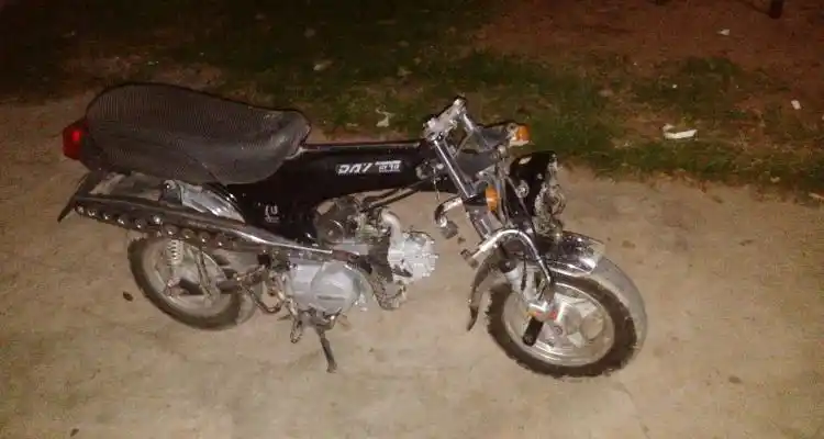 Lesionan a una menor al empujarla de su moto