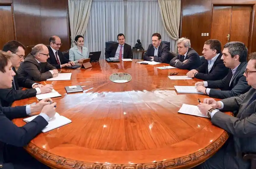Dujovne y el equipo de Hacienda recibieron la misión del FMI