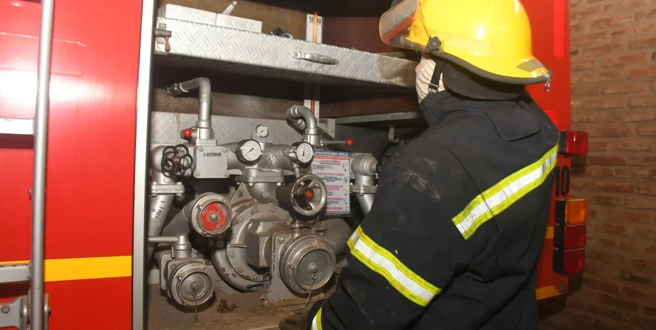 Bomberos trabajaron en tres siniestros en la tarde de este jueves. Archivo.