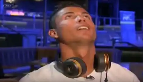 Video: Cristiano Ronaldo se calentó y abandonó una entrevista