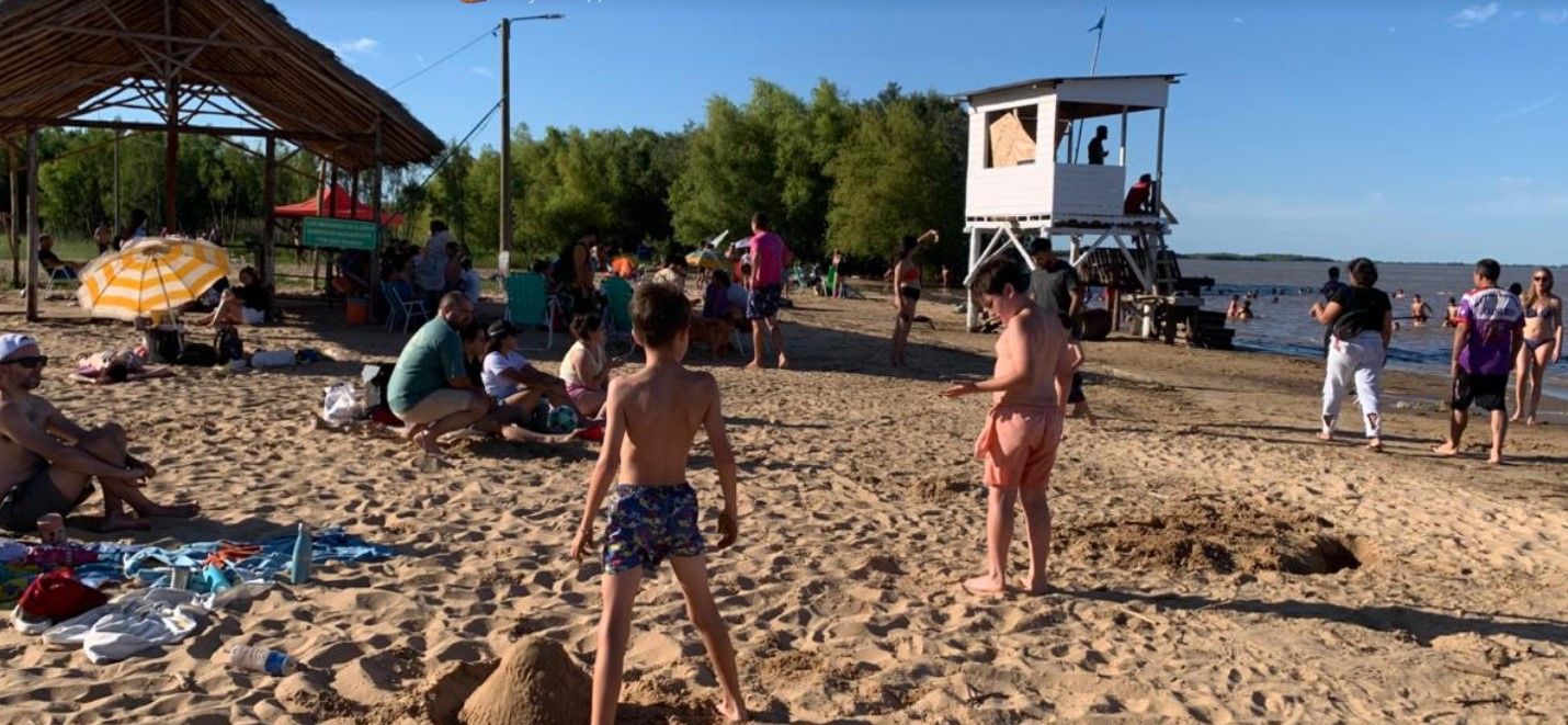 La playa de Vuelta de Obligado tuvo una buena asistencia durante la jornada del domingo. Foto: Dirección de Turismo.