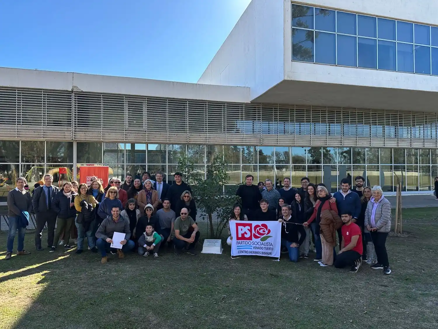 Autoridades, dirigentes y militantes, reunidos en el homenaje al líder socialista. Foto: Gentileza
