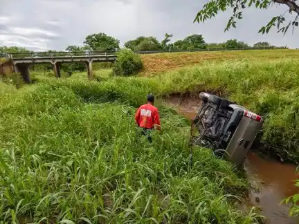Conductor resultó ileso  tras perder el control y volcar sobre Ruta 12 
