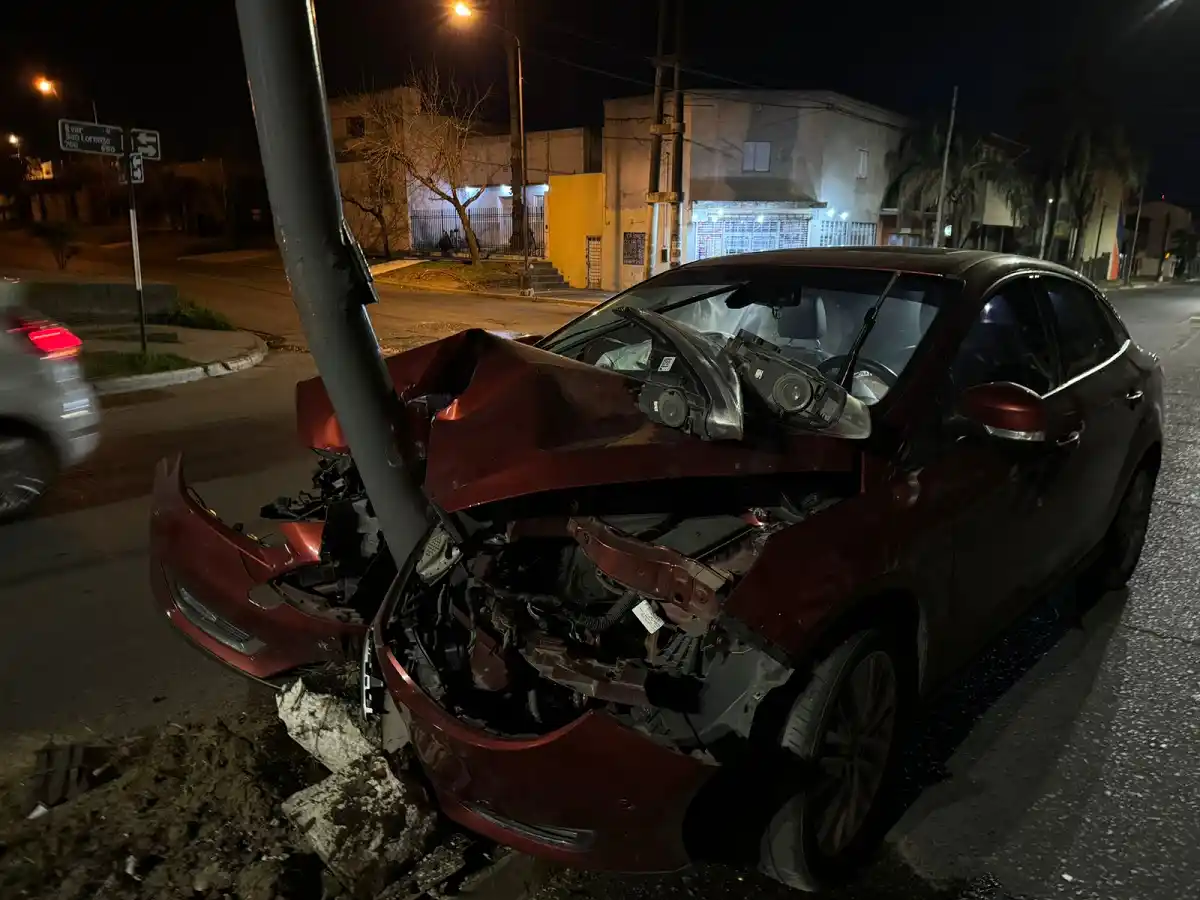 Una mujer alcoholizada chocó contra una columna de alumbrado público