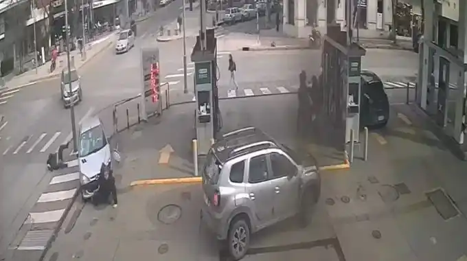 Mar del Plata: chocó, atropelló a un padre y a su hijo y terminó detenida por manejar con una licencia falsa