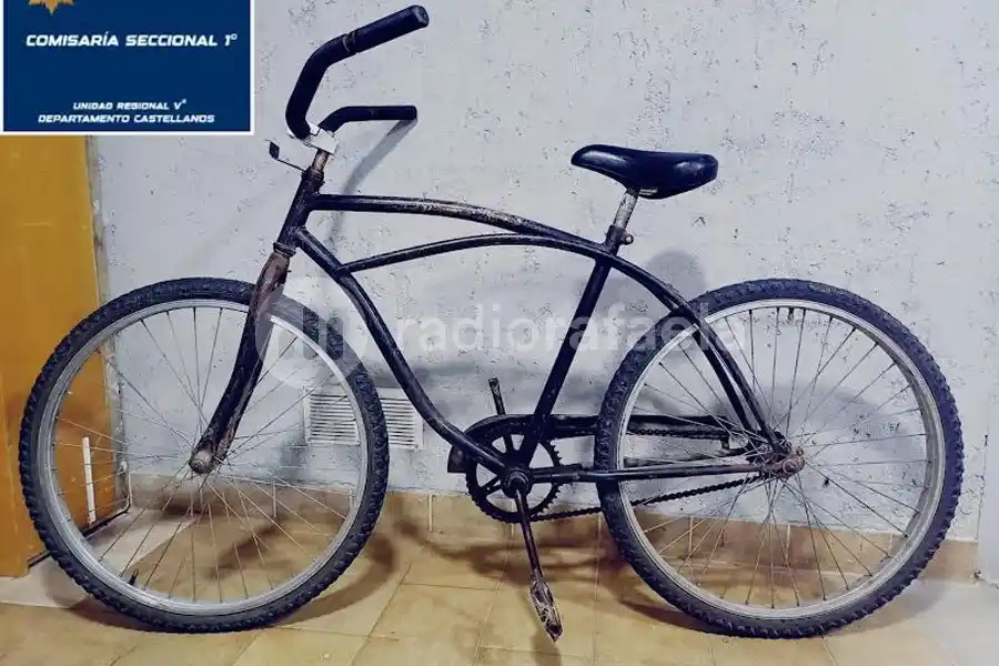 Encontraron dos bicicletas abandonadas en una cuneta en la ciclovía