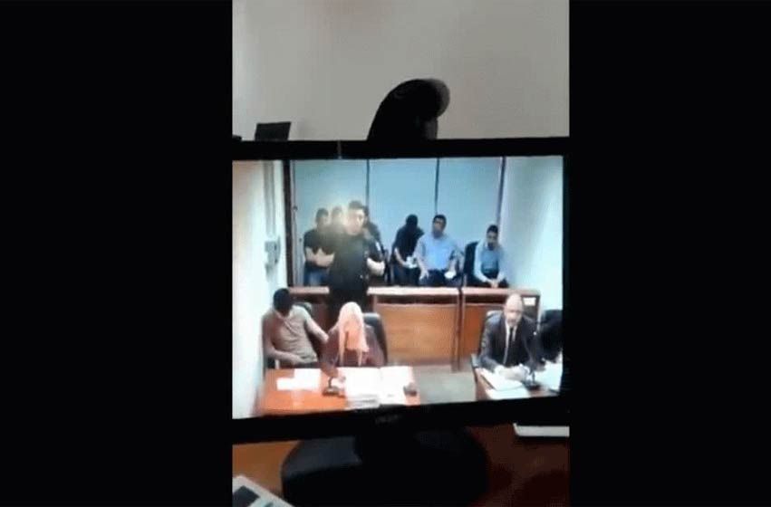 En plena audiencia, un preso le tiró un tacho de basura por la cabeza a la fiscal