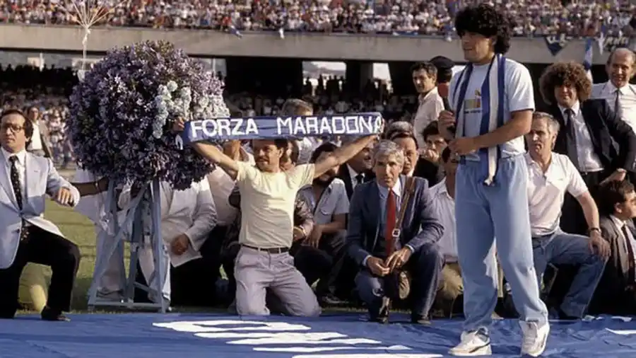 Se cumplen 38 años de la llegada de Diego Maradona a Nápoles