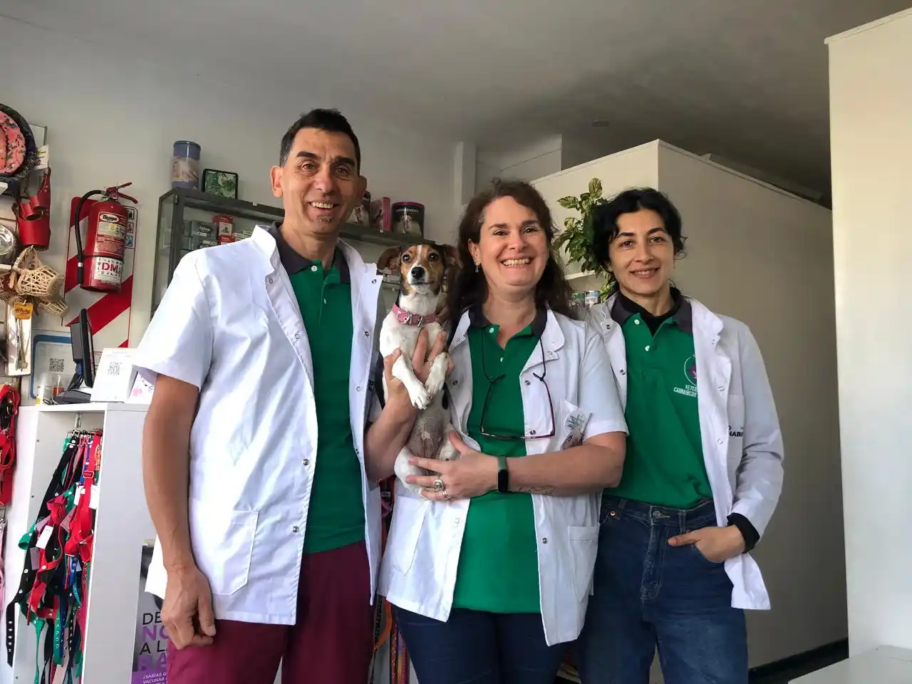 Roberto Gómez, Stella Maris Marcos, y Laura Colman, veterinarios cannábicos de Tandil, junto a Macacha.