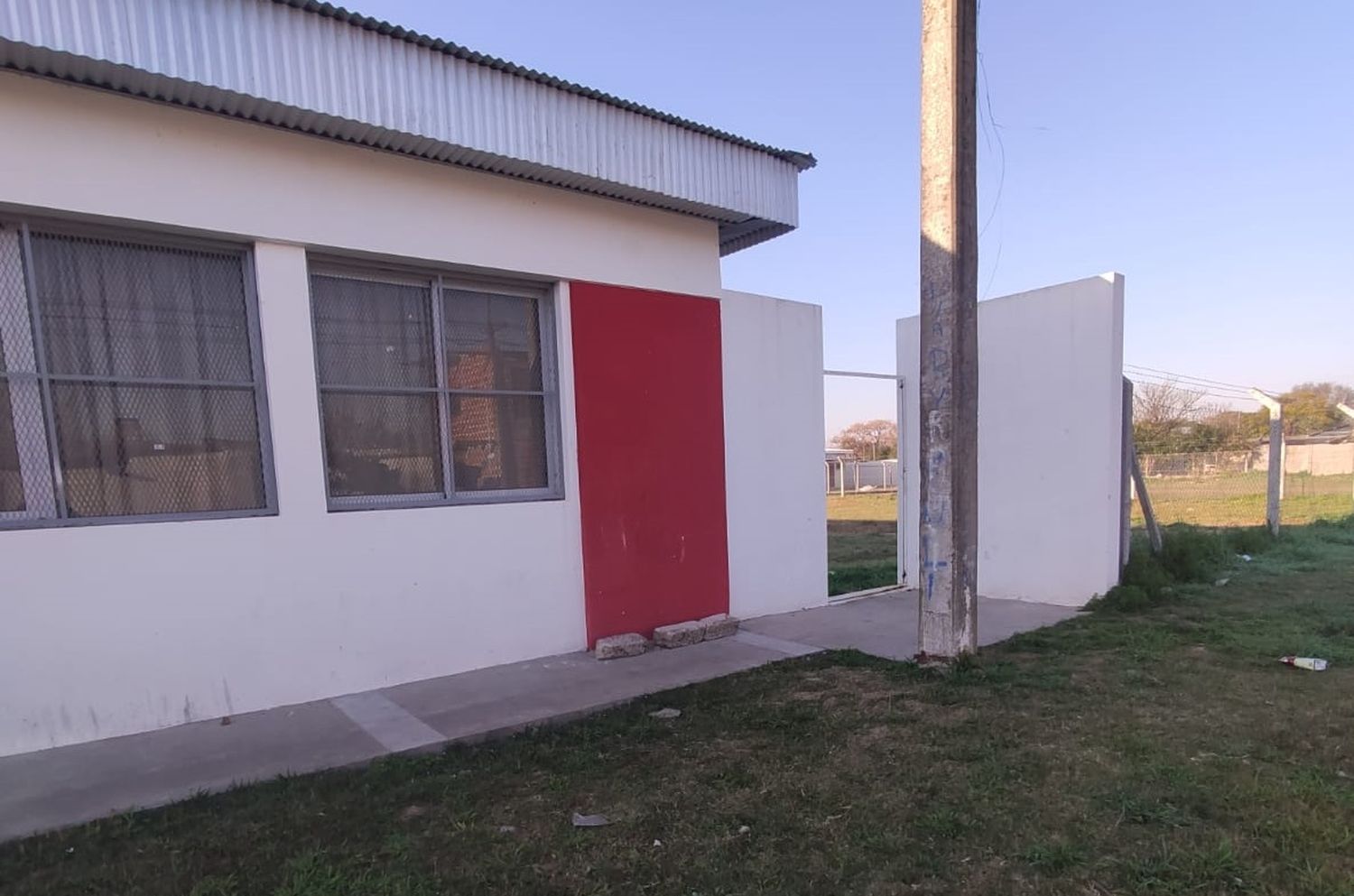 Sustrajeron una reja de la escuela secundaria 13