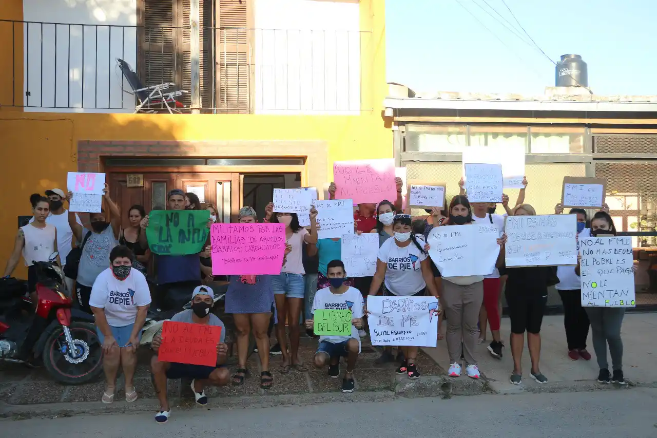 En la ciudad, Barrios de Pie realizó una jornada de protesta contra el acuerdo con el FMI y la inflación