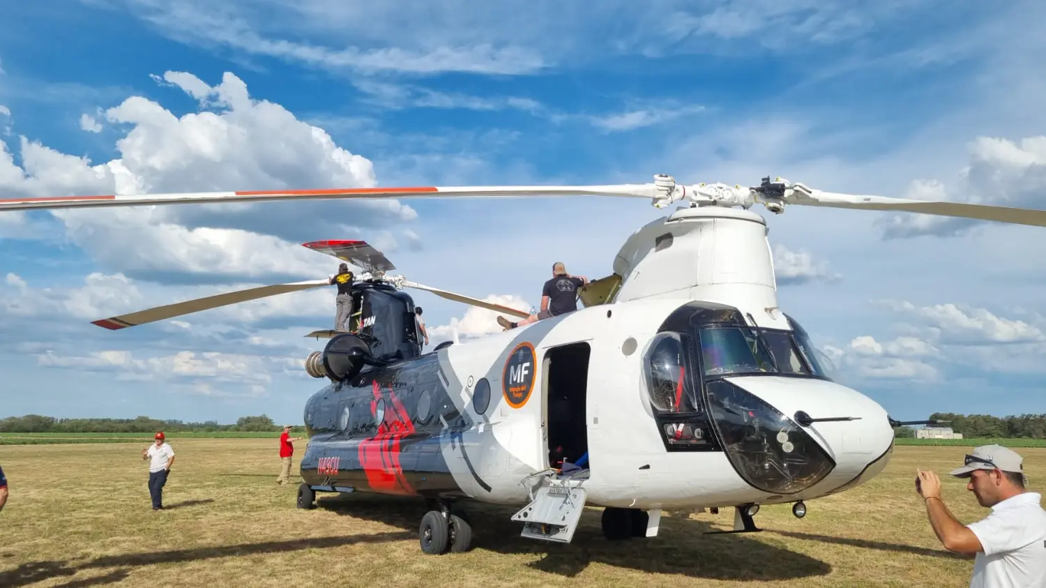 Chau helicóptero gigante: se fue el Chinook tras arrojar más de un millón de litros para frenar el ecocidio