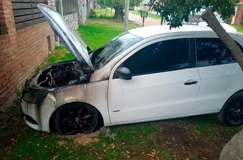 Gol en contra: la víctima presume que su ex pareja le prendió fuego el auto