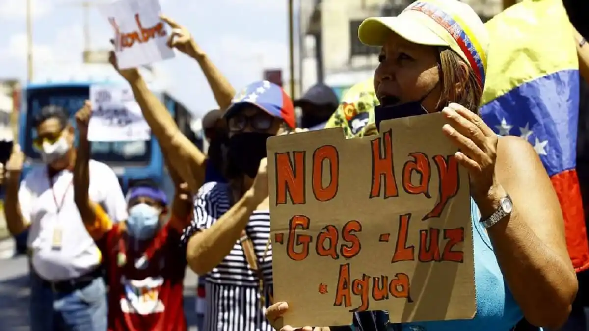 ¡SI NO ES EL CHINGO…! Inflación, escasez de gasolina y fallas eléctricas tienen azotada la economía