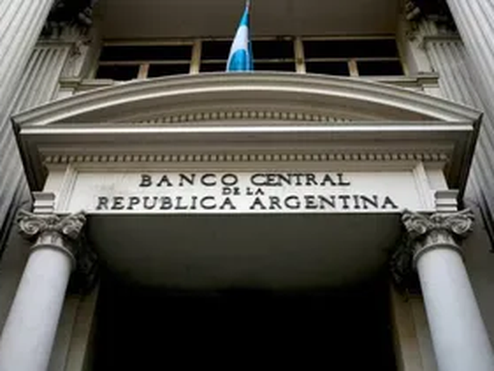 El BCRA modificó las reglas del mercado cambiario y desató la tensión con los bancos