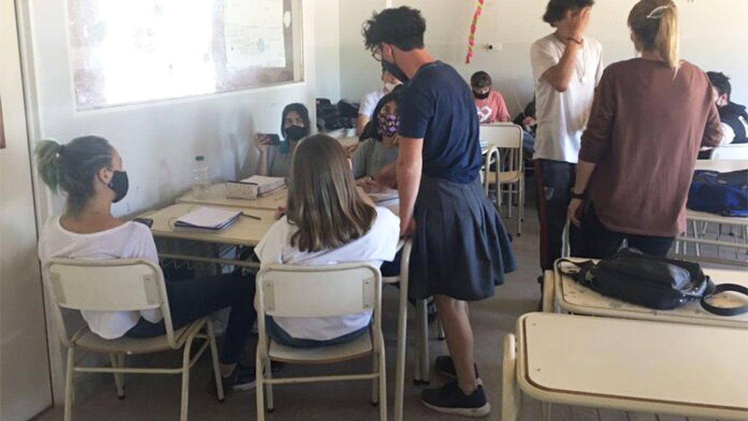 Estudiante fue a la escuela con pollera porque no le permiten usar short