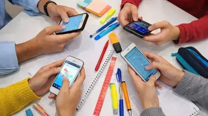 El Concejo reguló los celulares en las secundarias: Cuesta pidió que "vuelva a ser una herramienta para aprender"