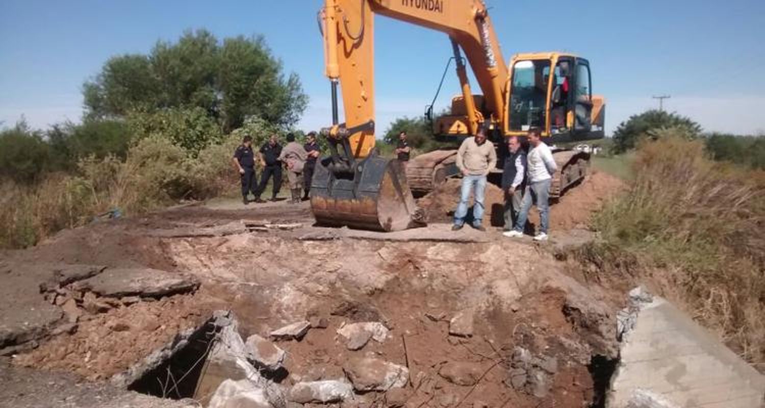 Vuelta de Obligado: Retiran la pasarela para comenzar a rellenar la alcantarilla