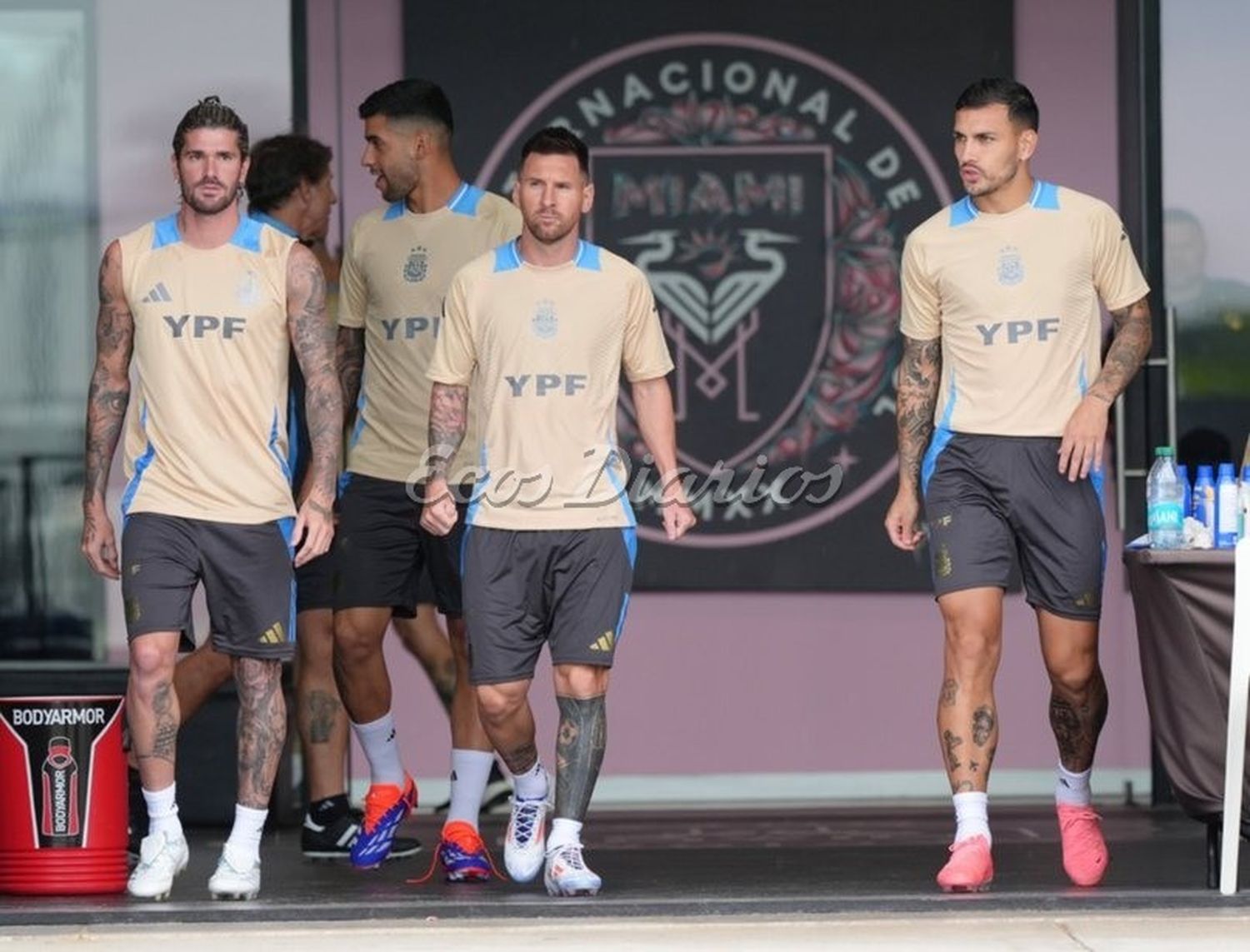 De Paul, Messi y Paredes, con "Cuti" Romero de fondo durante un entrenamiento de la Selección