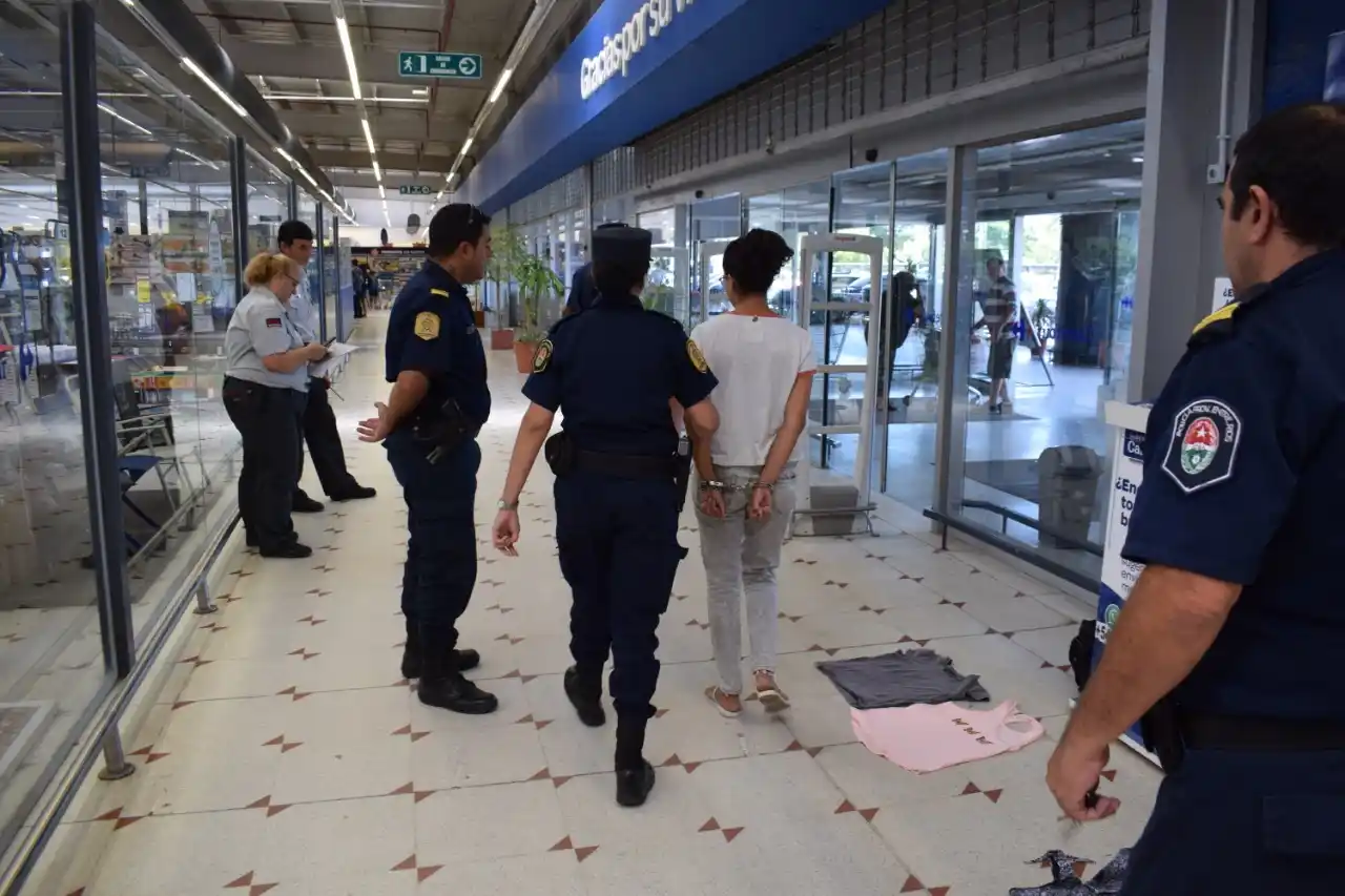 Detienen a una mujer en Carrefour: se llevaba puesta ropa del supermercado