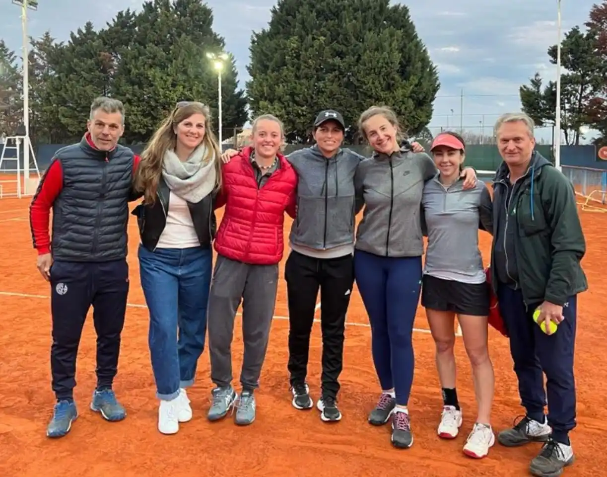 Delfina Yanez -tercera de izquierda a derecha- con su equipo