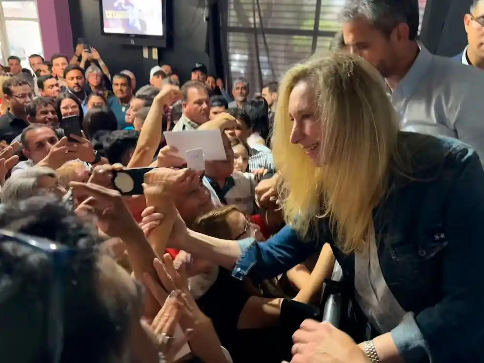 Karina Milei saluda durante un acto en Santiago del Stero.