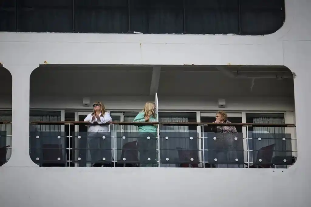 El crucero que estuvo confinado con un brote de gastroenteritis sale del puerto de Burdeos. EFE