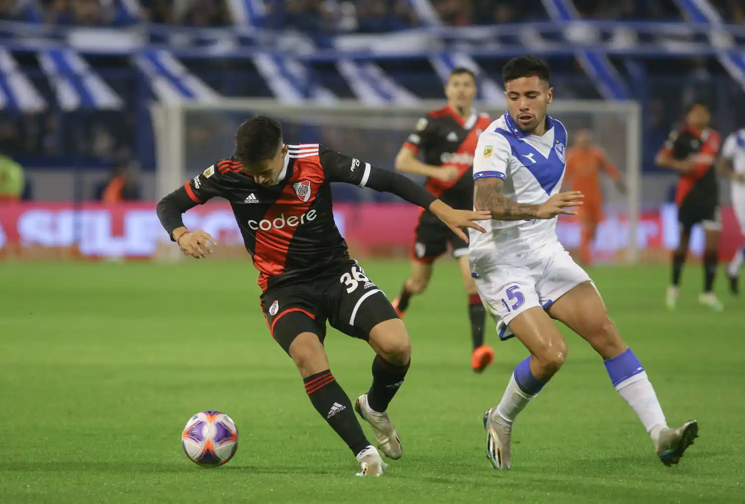 Solari intenta maniobrar ante Ortega.