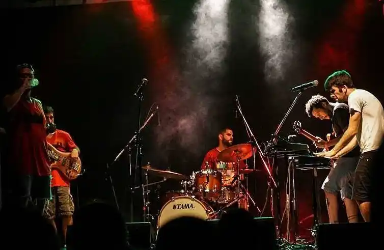 Profesores de Tennis, la banda que llega por primera vez a la ciudad